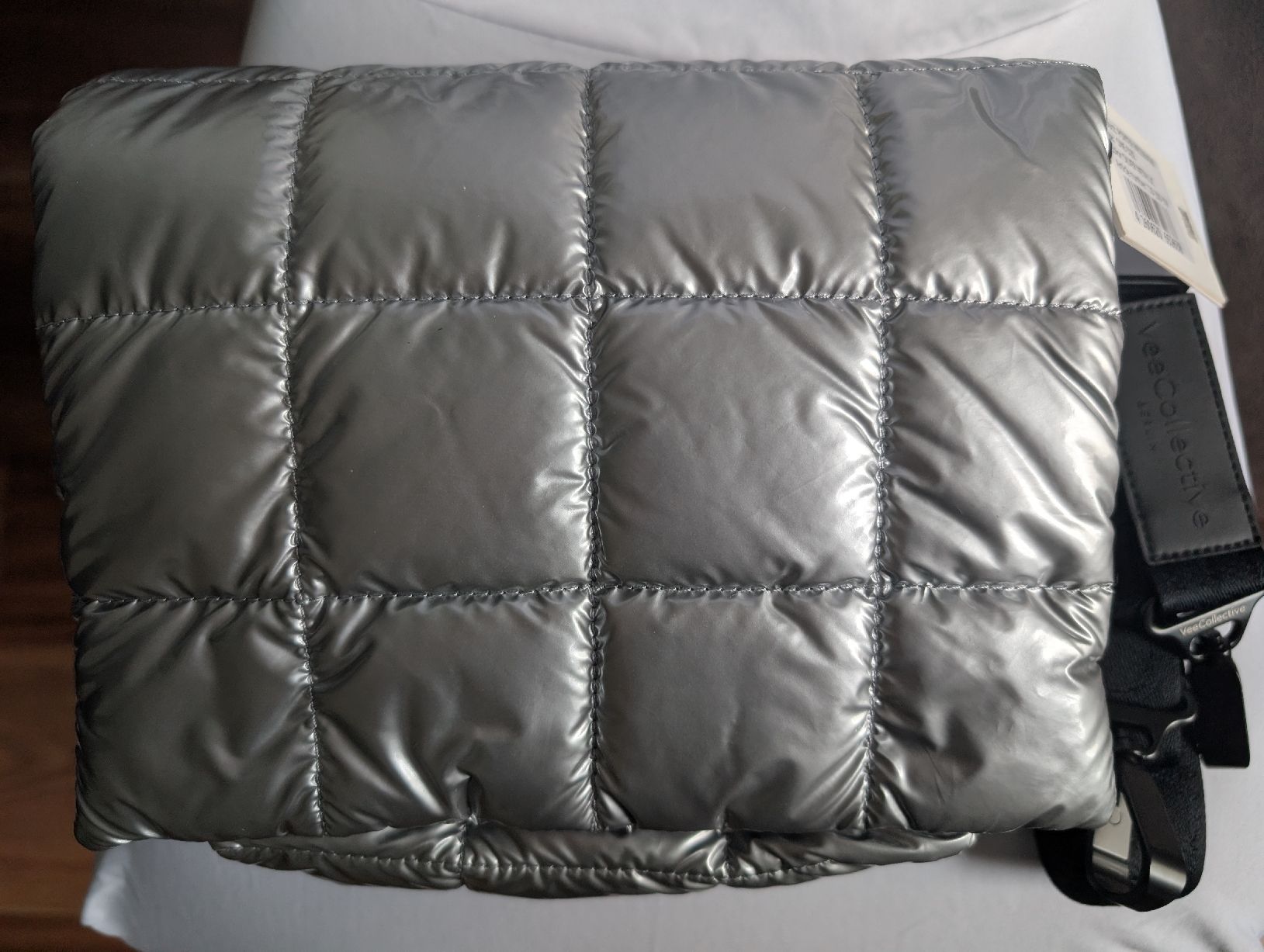 Borse da donna: New Vee Collective Porter Messenger Silver Metallic – Nuovo e nell'imballaggio originale da Schwerzenbach venduto da may_5qnm 1