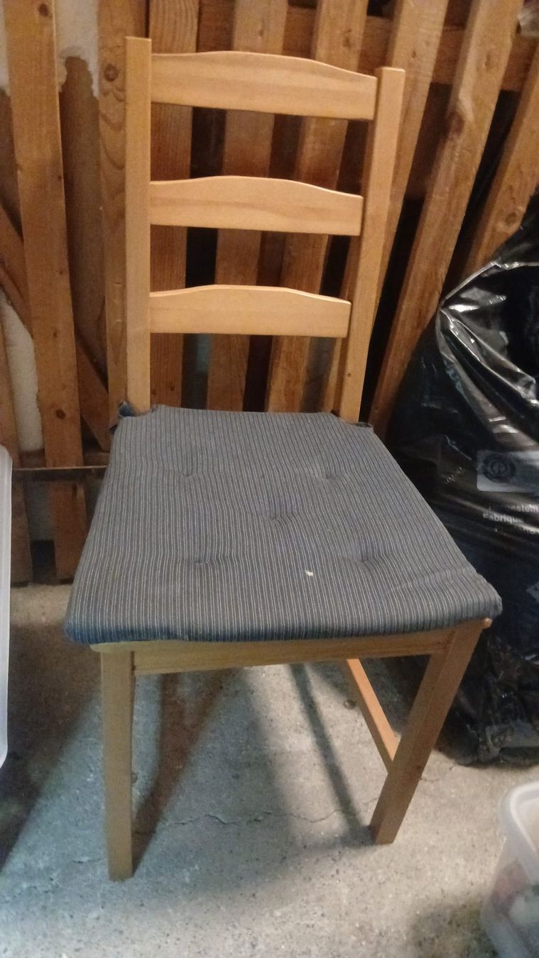 Ikea Tavoli: Holztisch mit 3 Stühle – Usato da Renens VD venduto da Gisili90 1