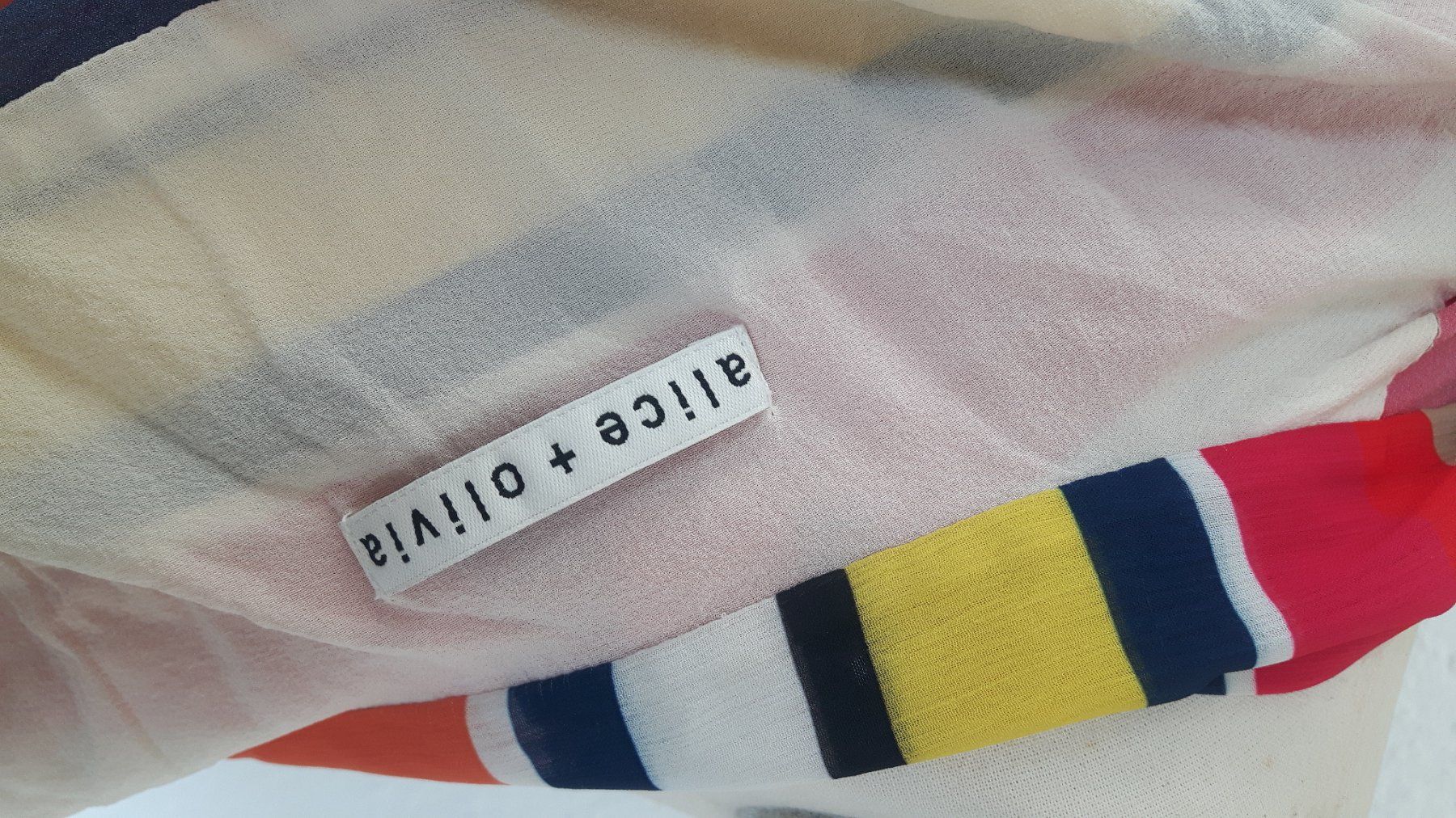 Camicette: Fröhliche  Seidenbluse mit Schluppe  Gr. 36 Alice&Olivia – Usato da Beckenried venduto da SylvkensWorld 5