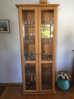 Holzvitrine mit Glas