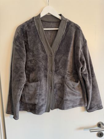 Ensemble pilou pilou gris chaud et confortable
