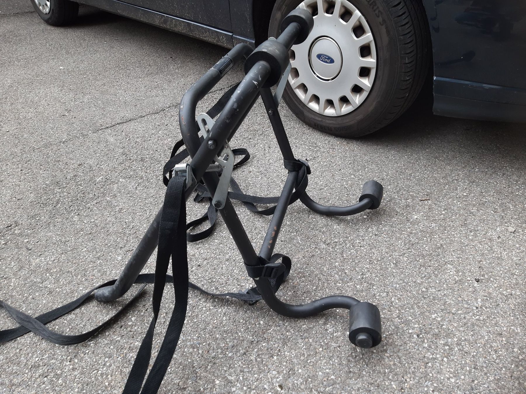 Supporti per biciclette: Porte-vélo robuste pour voiture, universel – Usato da Fribourg venduto da metalhands 1