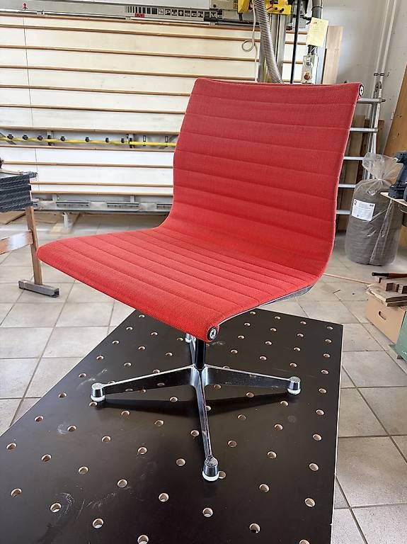 Herman Miller Sedie: Eames Aluminium Chair EA 101 Herman Miller – Usato da Uster venduto da lucabruegger