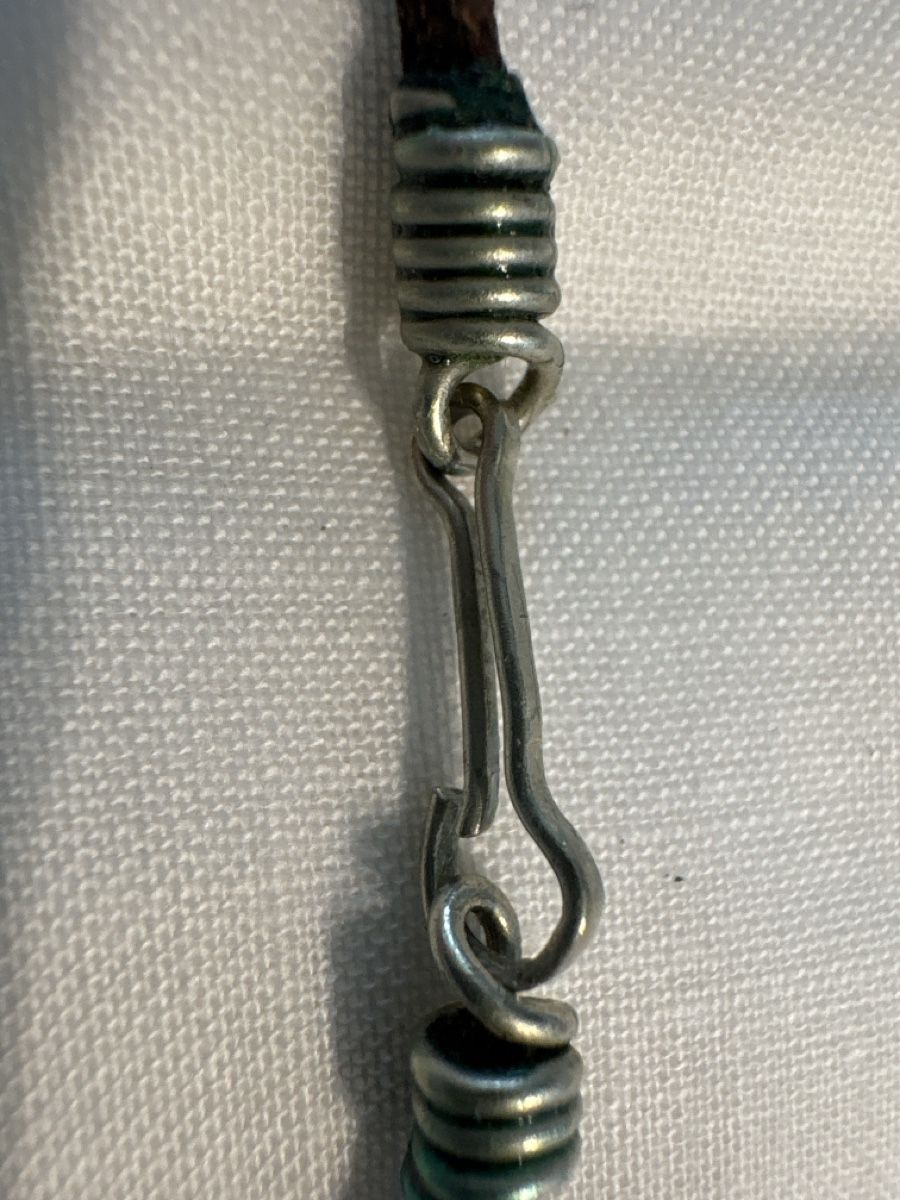 Catenine: Collier mit Metallanhänger und Lederband – Usato da Thun venduto da Gitarre-1 4
