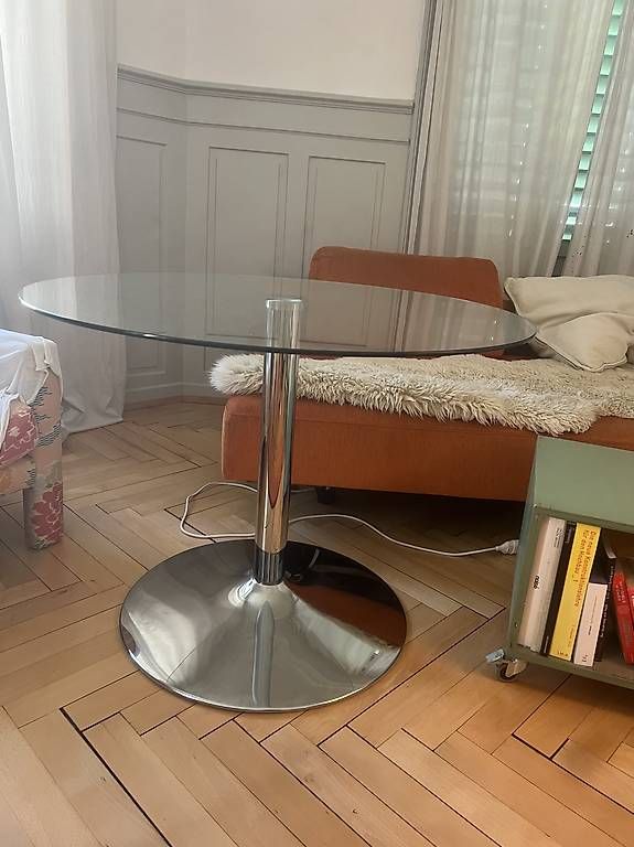 Tables: Runder Glastisch mit Chromfuss  zeitloses Design – D'occasion à Zürich par zevius