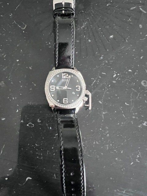 Hugo Boss Uhren: Armbanduhr von BOSS mit Steinbesatz – Gebraucht aus Kilchberg ZH von SabineF01