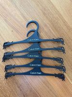 Cintre Calvin Klein neufs pour sous-vêtements