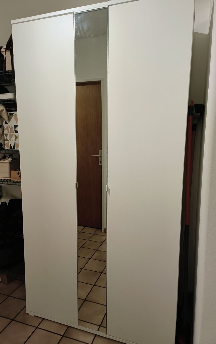 Ikea Schränke: Garderobenschrank weiss mit Spiegeleinsatz. – Gebraucht aus Ettingen von sylsch