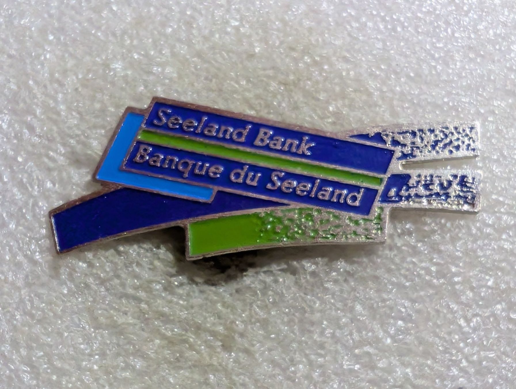Placchette & Badge: Ansteckpin 42: Seeland Bank  – Usato da Oppligen venduto da Pin-Fall-Shop