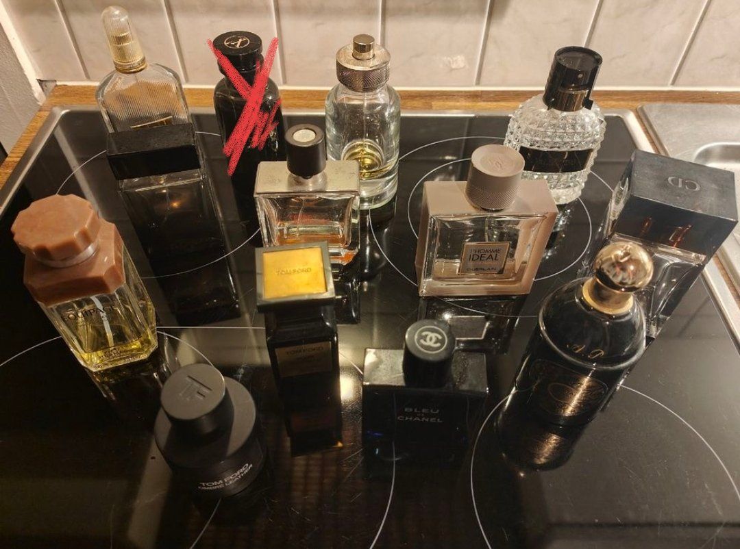 Flacons: 12 Parfum Flacons diverser Marken – Gebraucht aus Einsiedeln von RaphaelSimeon