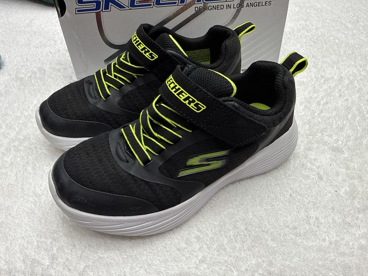 Skechers Herrenschuhe: Baskets Skechers noires et vertes taille 30  – Gebraucht aus Chenens von anasantos90