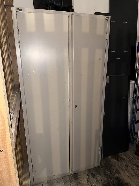Schränke: Metall-Schrank – Gebraucht aus Wädenswil von dom_pz5d