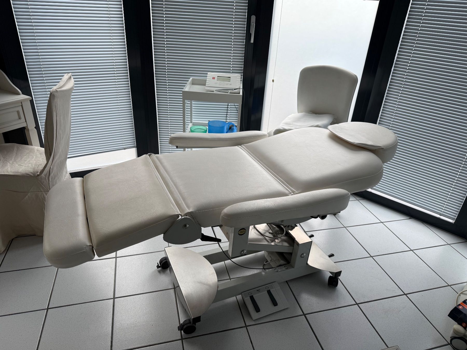 Lettini & sedie per cosmetici: Elektrische Kosmetik/Massageliege – Usato da Merenschwand venduto da kmo_8hbs 1