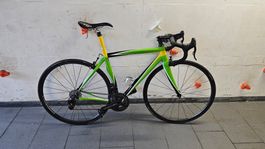 Vélo de course vert et jaune, occasion, prêt pour l'été