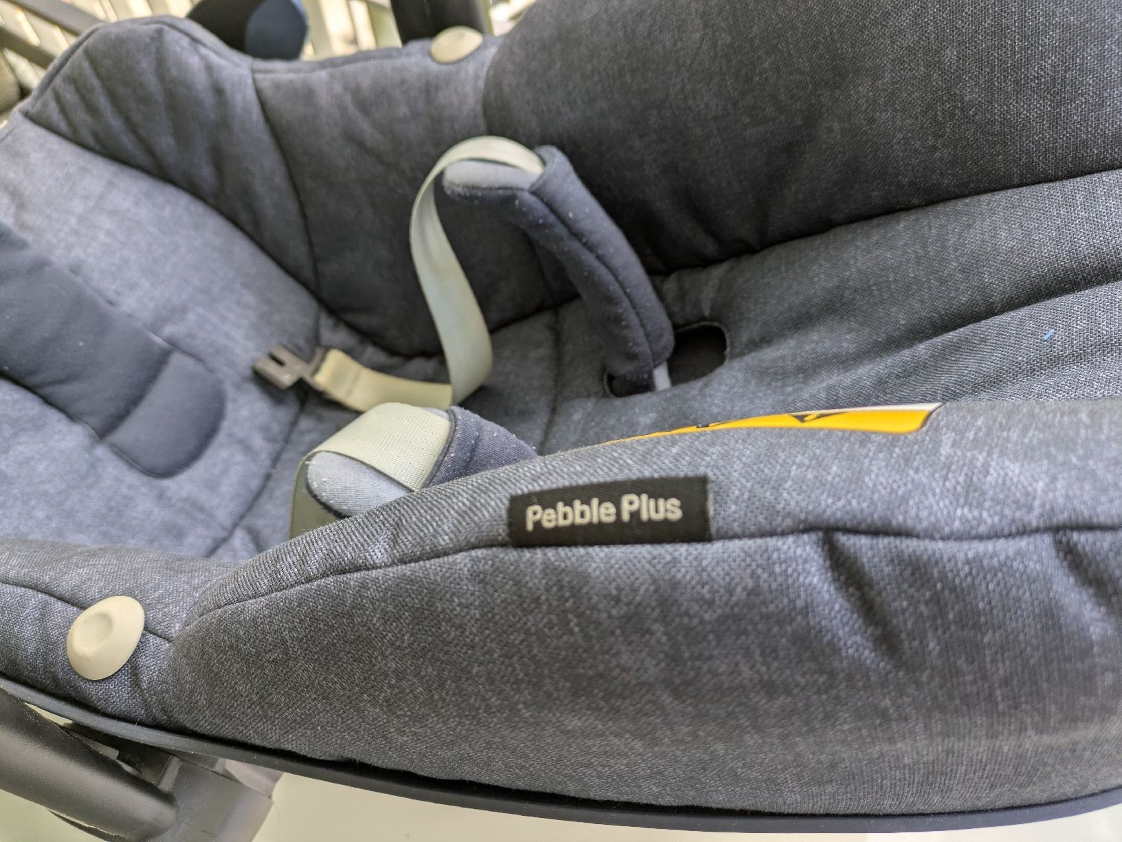 Maxi-Cosi Sièges auto: Maxi-Cosi Pebble Plus mit Isofix Station – D'occasion à St. Gallen par Lila_238 7