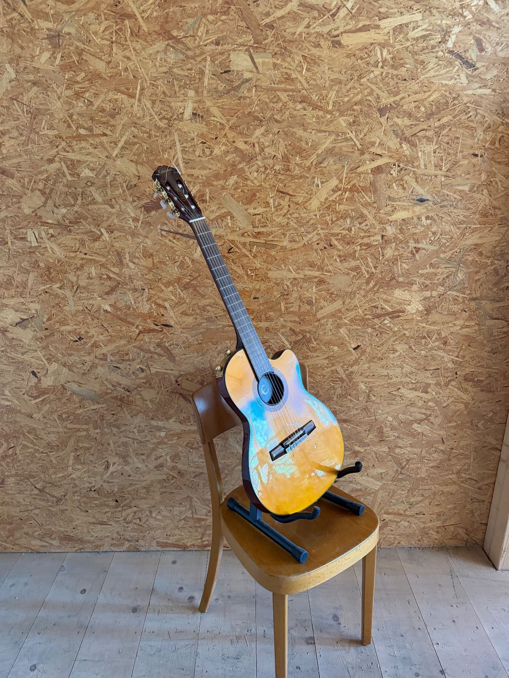 Musikinstrumente: E-Gitarre ab 1.- – Gebraucht aus Grenchen von Design-Outlet
