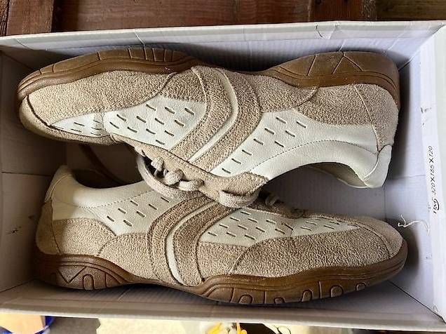 Damenschuhe: Paire de chaussures Century – Gebraucht aus Saules von Pathan 1