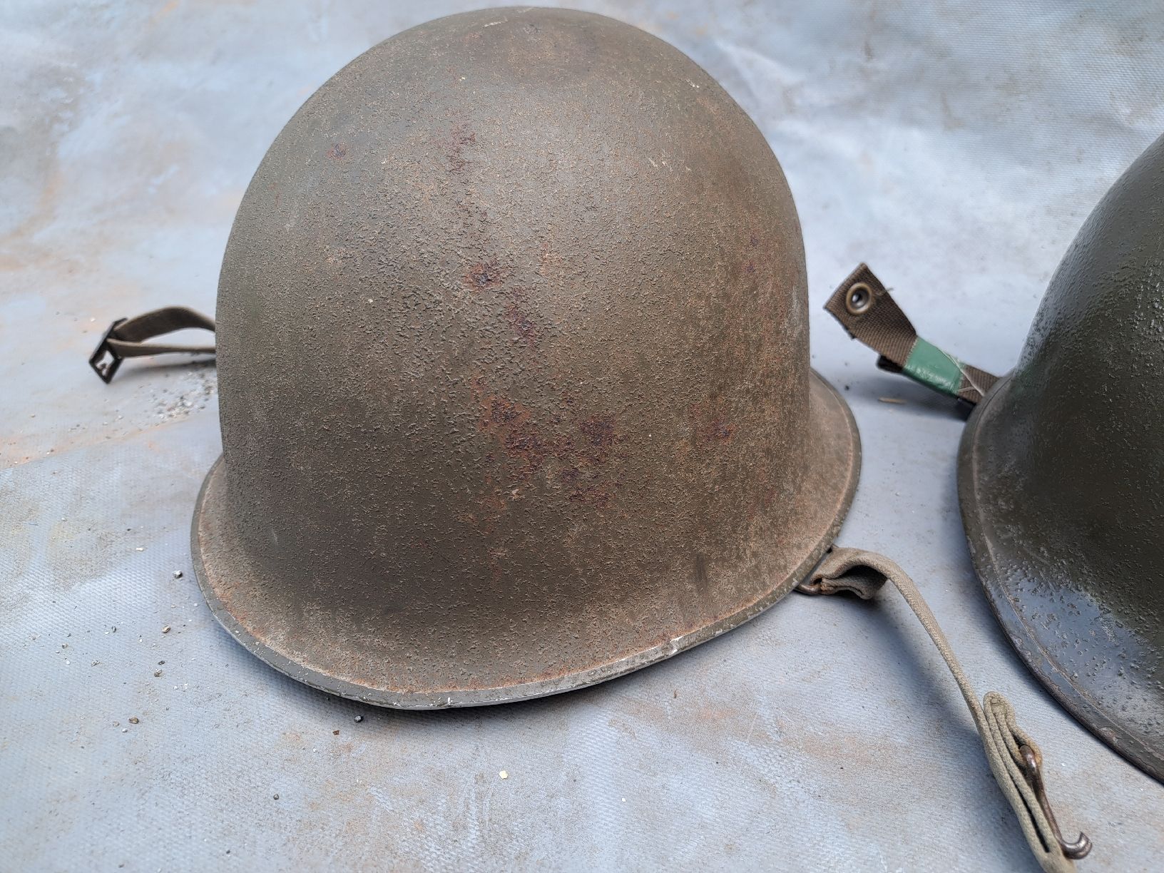 Schweizer Armee Uniformi & Effetti personali: 2 Stück Stahlhelme antik  – Usato da Muotathal venduto da s_spiess 1