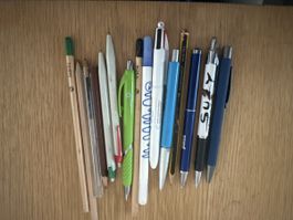 Lot de stylos et crayons 