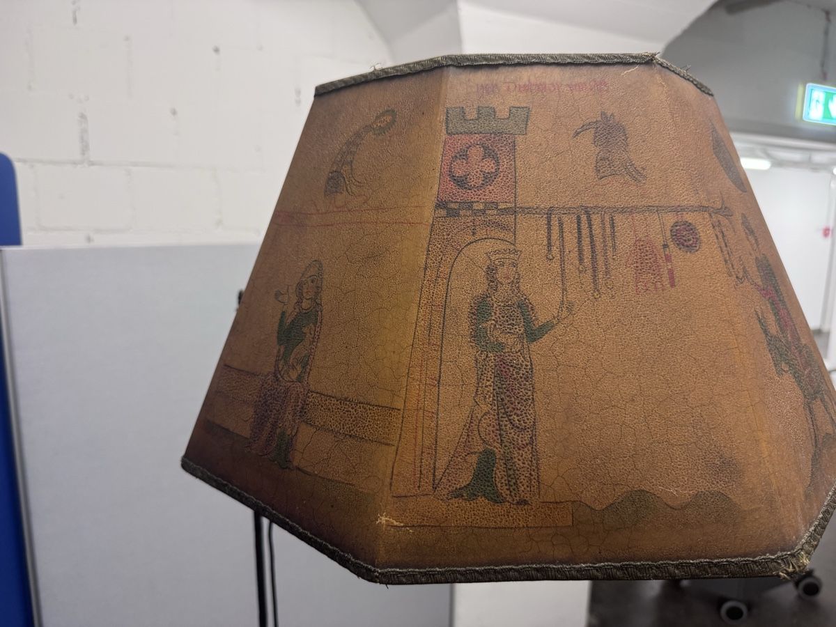 Lampade: Antike Stehlampe, Eisen m. mittelalterlichem Pergamentschirm – Usato da Bern venduto da samryan 5