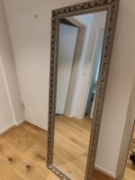Spiegel mit Verzierungsrahmen Silber L/H 150cm B 50cm.