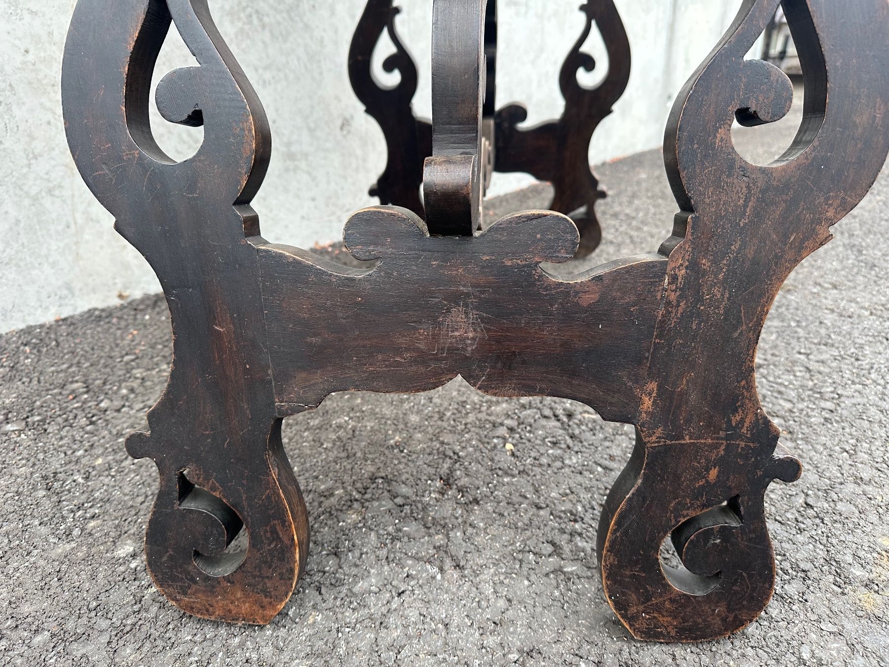 Tische: Antiker Tisch, mit wunderschönem Blatt, Verspieltes Design – Gebraucht aus Laufenburg von industrial-silence 5