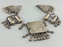 Ethnisches Collier Metall silberfarben mit Anhängern