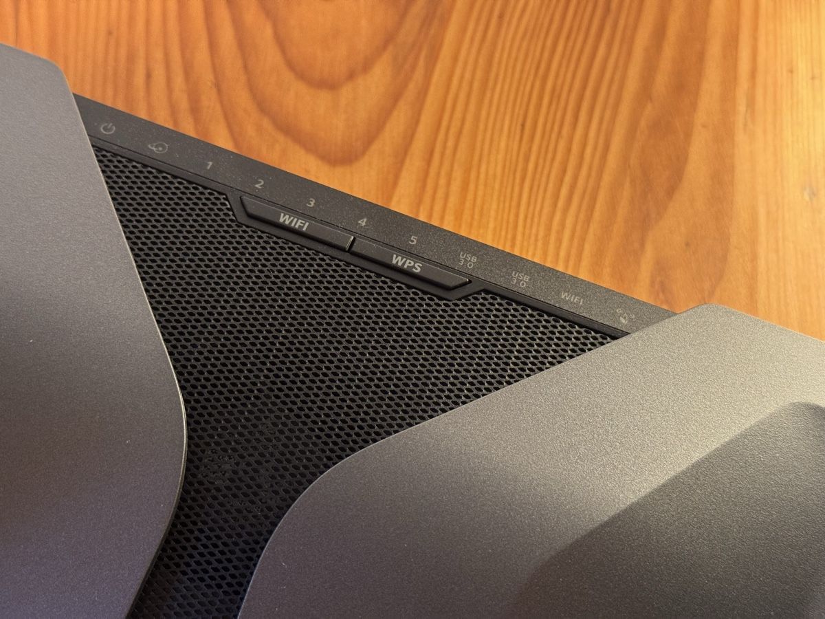 Netgear Modem & Router: Netgear Nighthawk AX8 WLAN Router mit WiFi 6 – Nuovo (secondo la descrizione) da Bern venduto da Nanzza 7