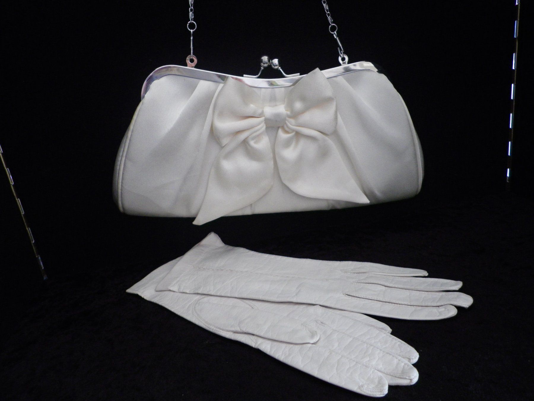 Taschen für Damen: Weisse Clutch mit weissen Lederhandschuh – Gebraucht aus Reinach BL von Annodomini 2