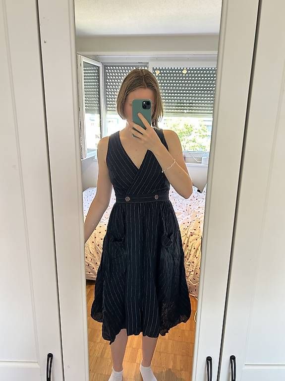 Vestiti: DUNKEL BLAUES MIDIKLEID MIT NADELSTREIFEN – Usato da Zürich venduto da cla_l2t2