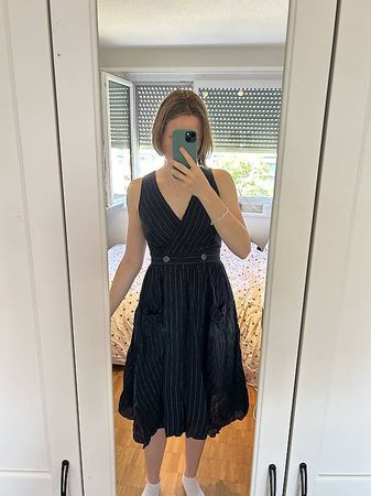 DUNKEL BLAUES MIDIKLEID MIT NADELSTREIFEN