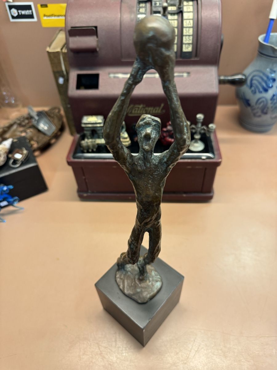 Sculture & Statue: Bronze Skulptur "Mann mit Kugel  – Usato da Chur venduto da Meriva0