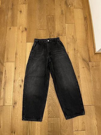 SCHWARZE BAGGY JEANS VON BERSHKA