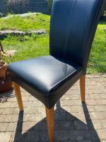 Schwarze Lederstühle (4x) mit Holzbeinen