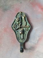 Aufhänger/Hacken aus patinierter Bronze mit Katzmotiv