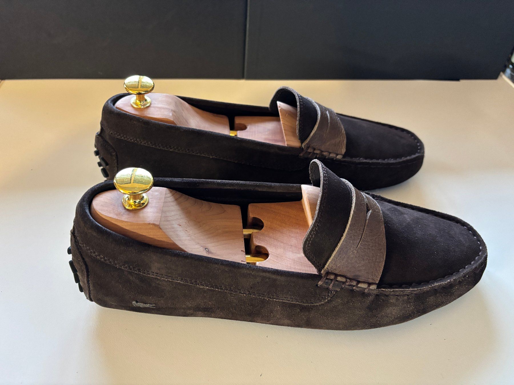 Lacoste Scarpe da uomo: Lacoste - Mocassins en daim - Marron - 43 – Usato da Grand-Lancy venduto da alf_8dk7 2