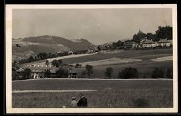 AK Worb, Ort mit Kirche auf Hügel, Felder im Vordergrund