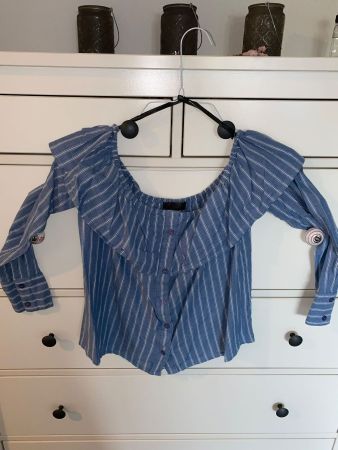 Hübsche leichte Blau/weiss Bluse GrS hübscher Kragen