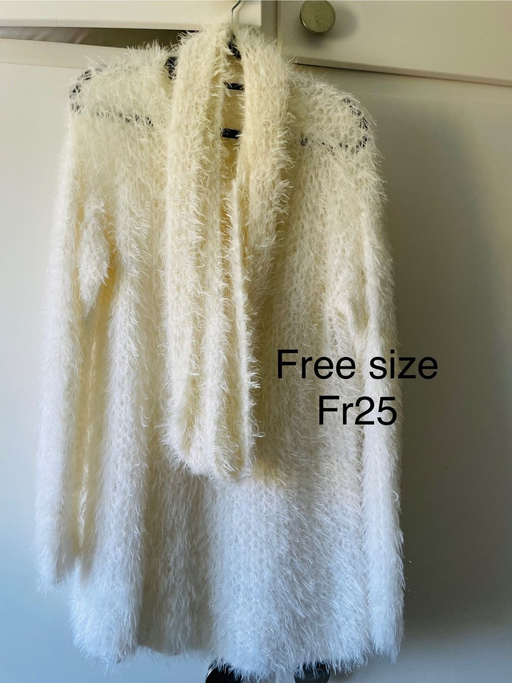 Maglioni & Felpe: Flauschige Pullover mit Schal in Weiss – Nuovo e nell'imballaggio originale da Biel/Bienne venduto da gul_fxx2