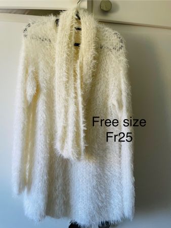 Flauschige Pullover mit Schal in Weiss