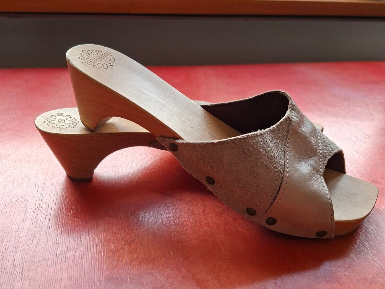 Scarpe da donna: Schöne Lederpantoletten mit Holzsohlen – Usato da Zürich venduto da Olivenbaum33 3