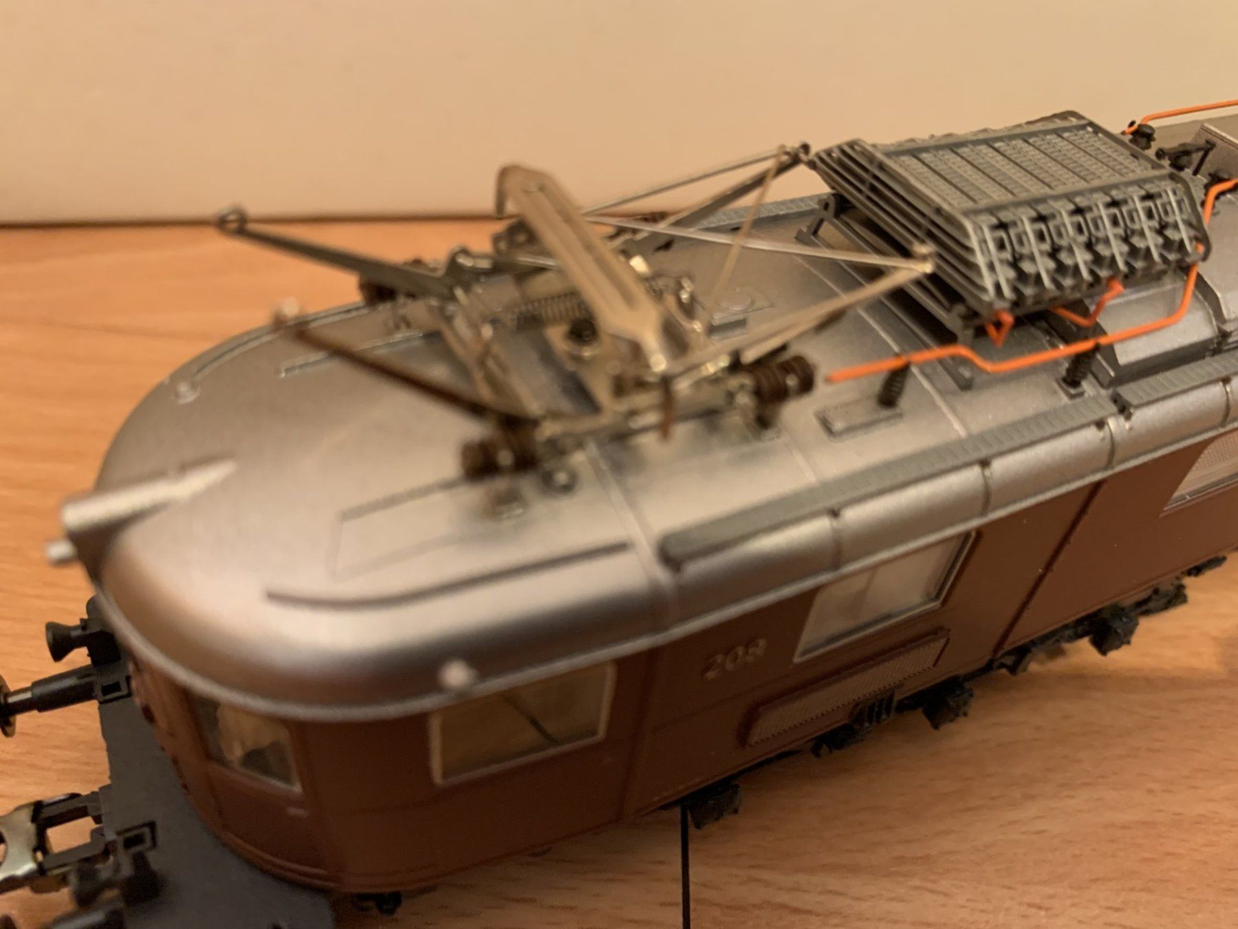 Roco Modellini di ferrovie: Roco BLS Ae 6/8 208 DC mit Schnittstelle – Usato da Därligen venduto da Schiestl9 6