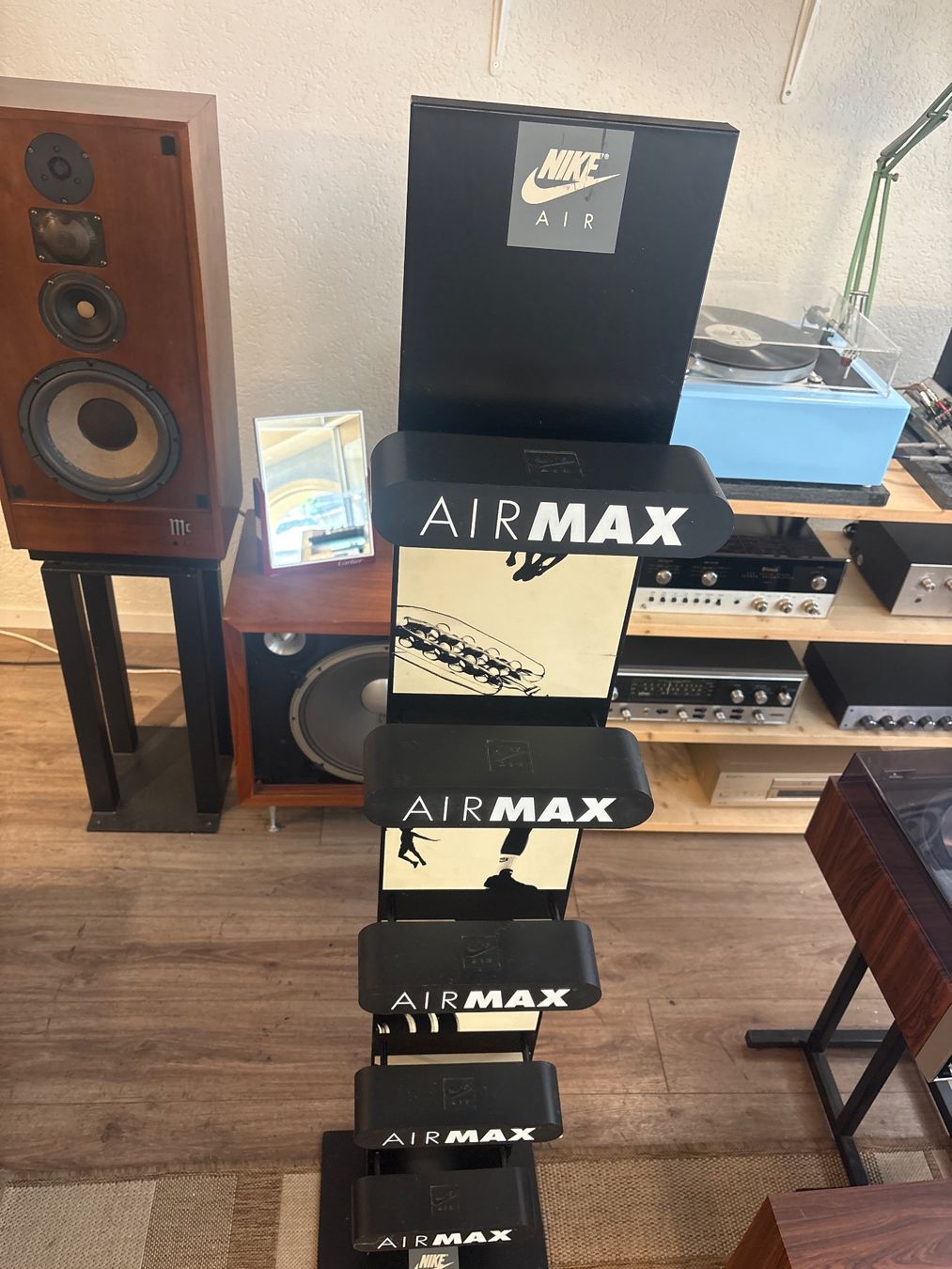 Scaffali: Présentoir air Max 93 – Usato da Onnens VD venduto da Vintage-Hifi-Store 1