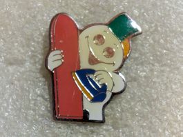 Ansteckpin 3: Maga Bio
