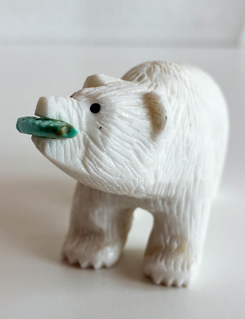 Statuette: Alabaster Eisbär mit Fisch – Usato da Bäretswil venduto da robsonantik 4