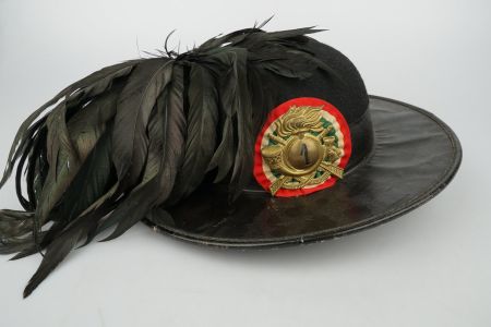 Historischer schwarzer Trachtenhut mit Federbusch