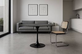 Runder Tisch mit schwarzer Laminatplatte