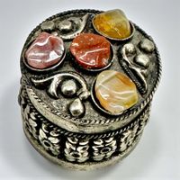 Ancien pilulier en métal argenté, orné de cabochons en agate