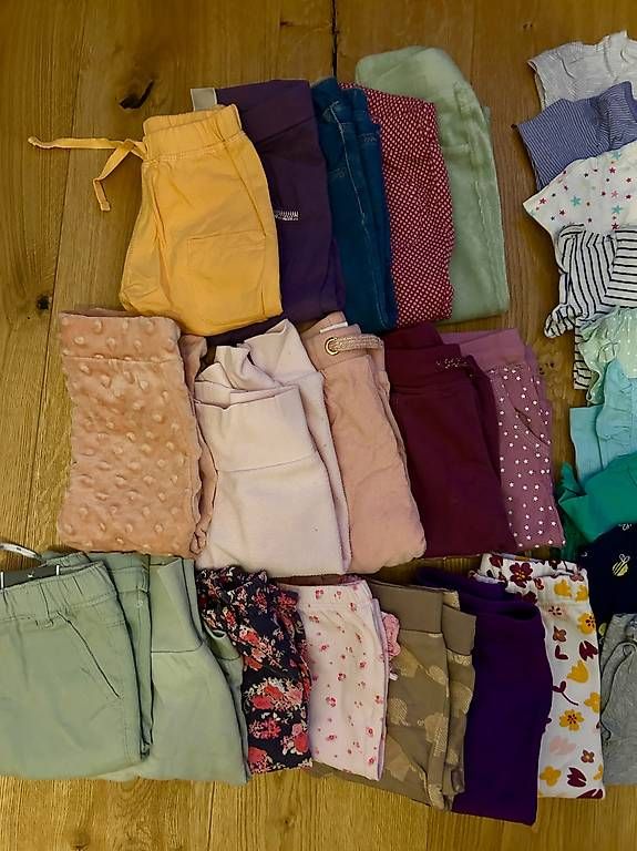 Lotti & Set di vestiti: Mädchenkleiderset Grösse 74/80, 50 Teile – Usato da FRAUENFELD venduto da selua 1