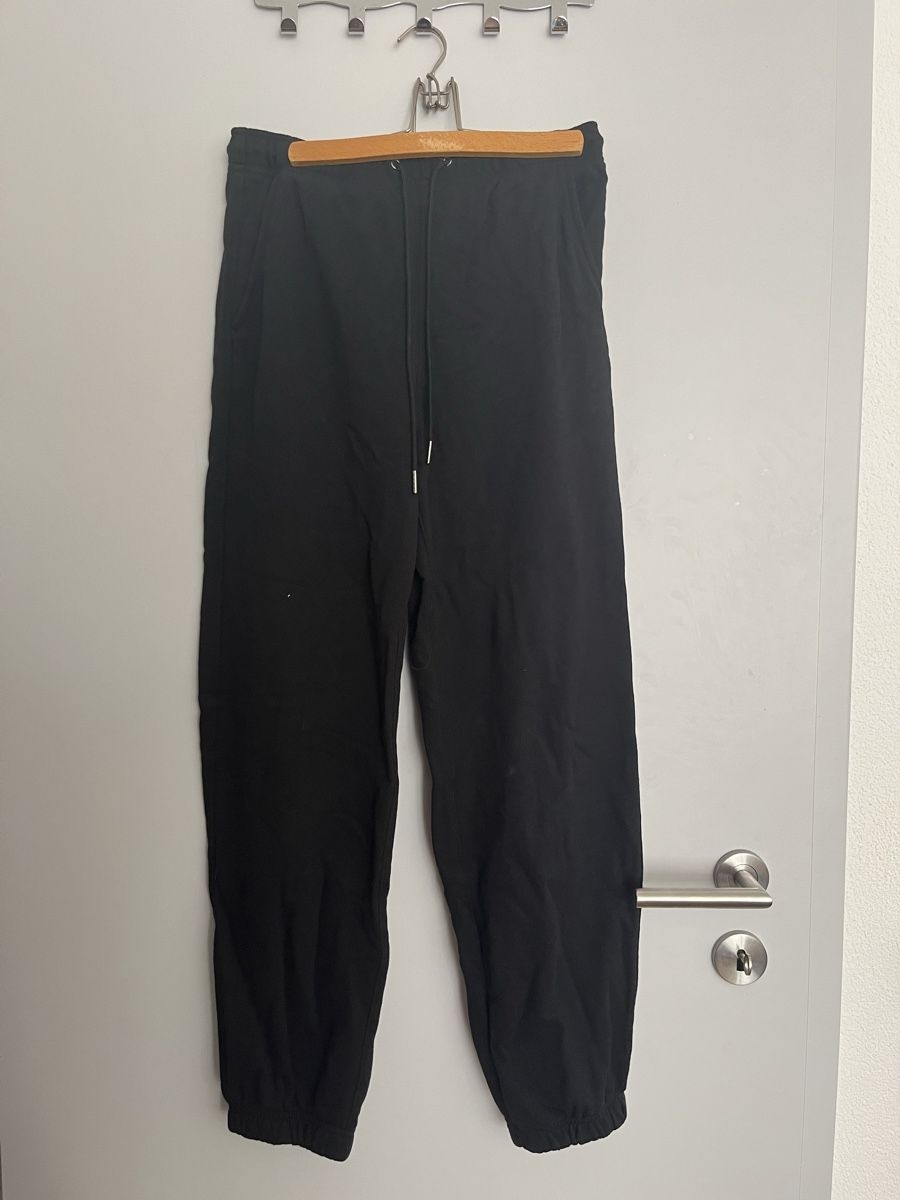 Pantalons: Schwarze Jogginghose – Neuf avec emballage d'origine à Bellikon par Ruth_62